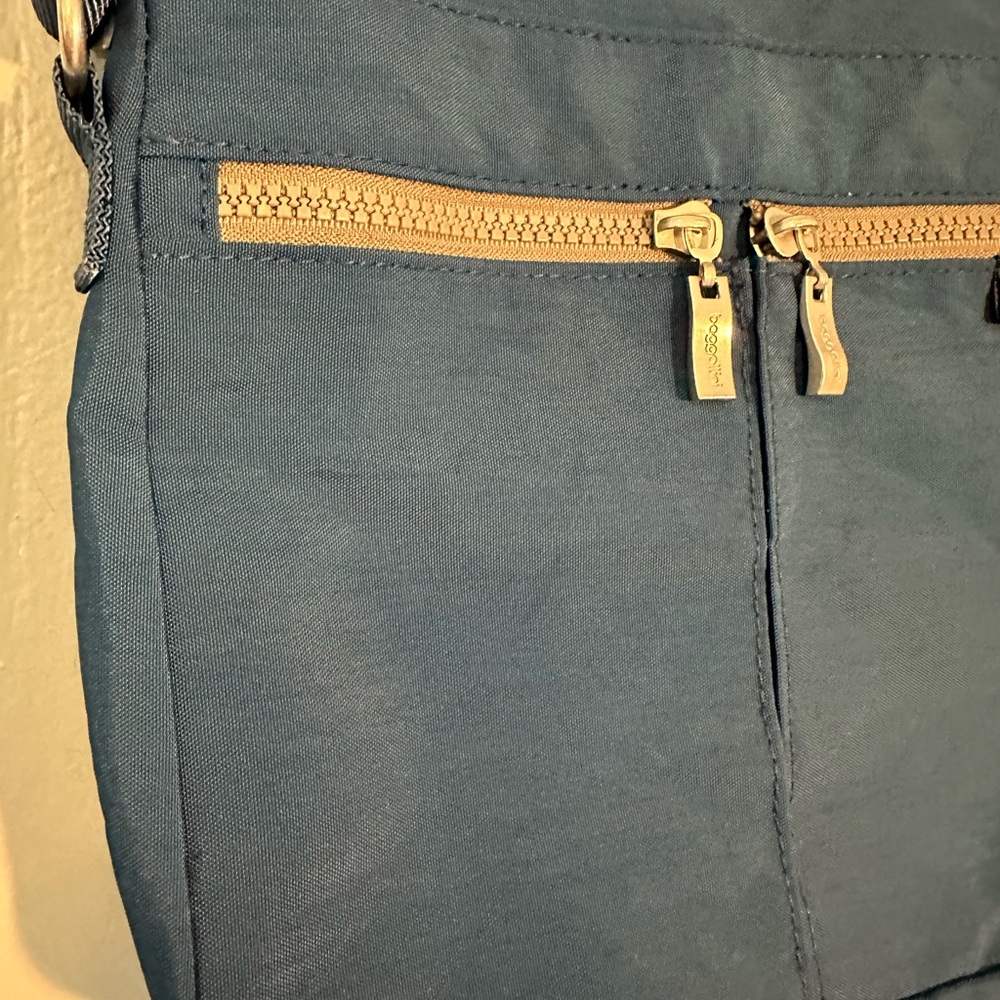 Baggallini blue crossbody bag, EUC - Picture 2 of 7